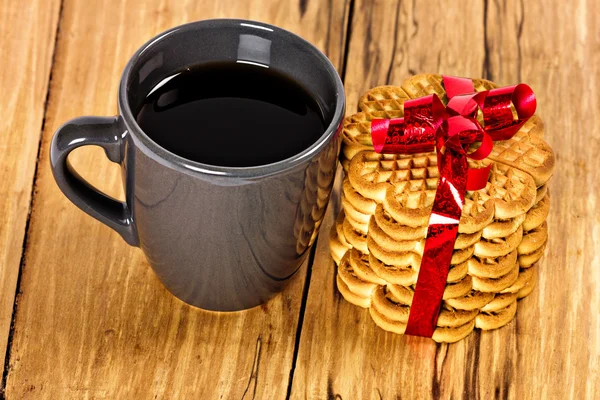 Stapel Kekse mit roter Schleife und Tasse Kaffee gebunden — Stockfoto