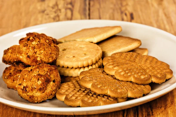 Varietà di biscotti sul piatto — Foto Stock