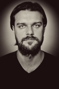 Sakallı yakışıklı bir adamın portresi.