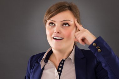 parlak bir fikir sahip genç iş kadını