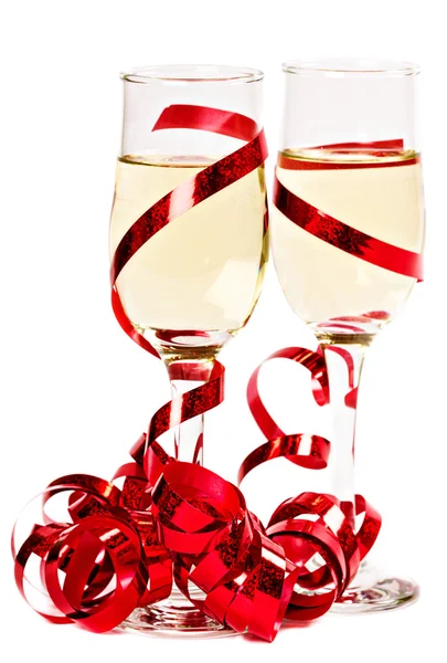 Copos com champanhe e fita vermelha — Fotografia de Stock