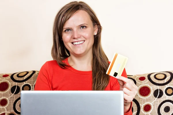 Young woman smiling and using her credit card for online shoppi — Stock Photo, Image