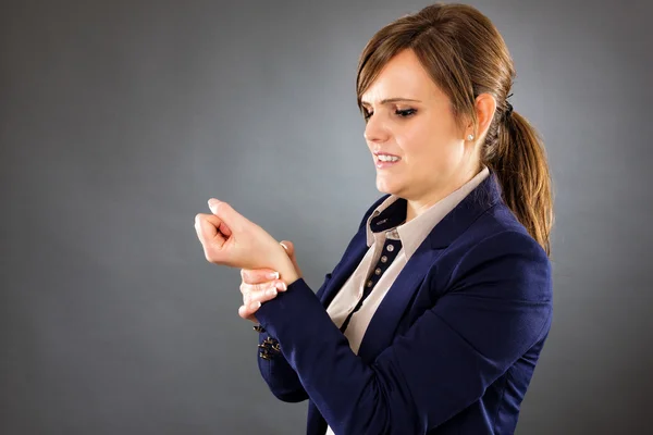 Portrait of a young businesswoman suffering from wrist pain — Stock Photo, Image