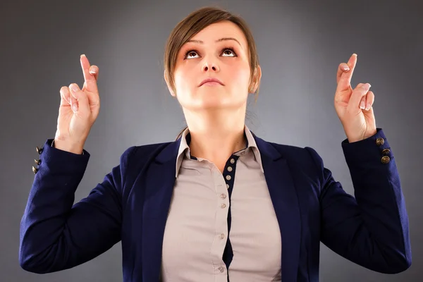 Junge Geschäftsfrau drückt die Daumen — Stockfoto