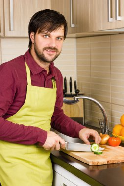 yakışıklı genç mutfak önlüğü kesme makarna