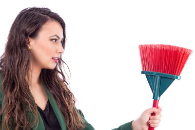 bir süpürge tutan güzel genç kadın