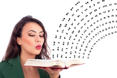 güzel bir genç kadın açık bir kitap üzerinde üfleme holding