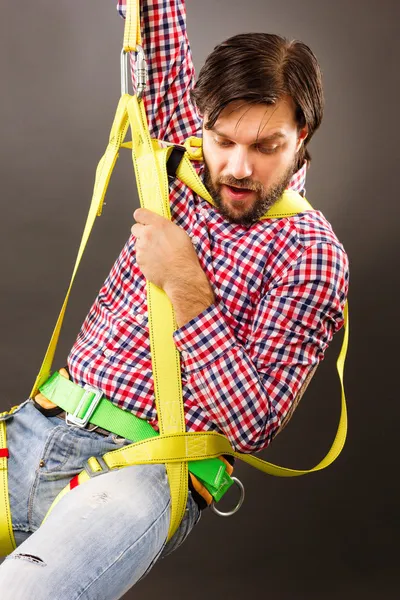 Junger Mann trägt ein Sturzschutzgeschirr und ein Schlüsselband für — Stockfoto