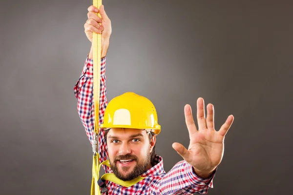 Joven constructor con sombrero duro que lleva una protección contra caídas h —  Fotos de Stock