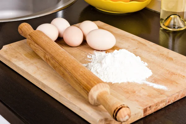 Harina con huevos y rodillo — Foto de Stock