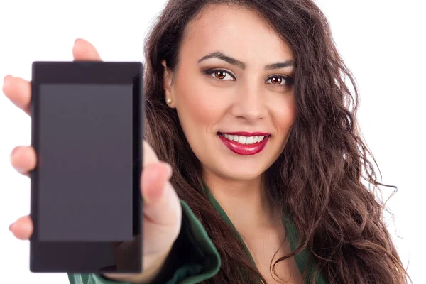 Schönes junges Mädchen zeigt ihren Smartphone-Bildschirm gegen — Stockfoto