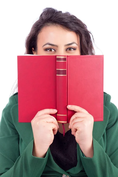 Retrato de una hermosa mujer joven sosteniendo un libro delante de h — Foto de Stock