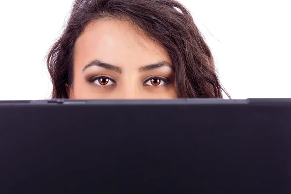 Junge Geschäftsfrau hält einen Laptop vor ihr Gesicht, kann o — Stockfoto