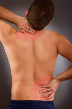 güçlü backpain ile genç adam 
