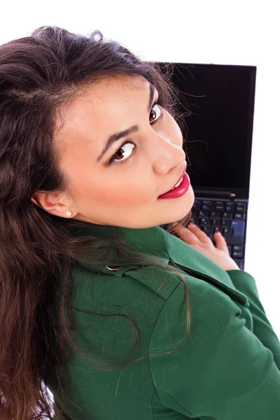 Primer plano retrato de una bonita mujer de negocios sosteniendo un ordenador portátil, smi — Foto de Stock