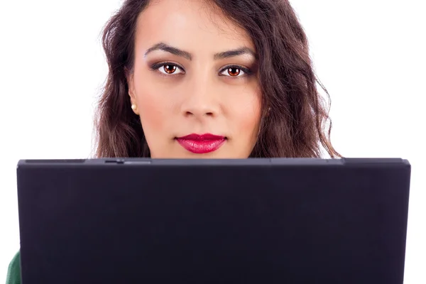 Joven mujer de negocios usando portátil en la oficina —  Fotos de Stock