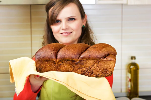 Mujer joven sosteniendo un pastel de esponja tradicional —  Fotos de Stock