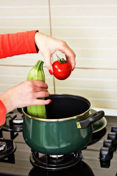 Woman putting vegetables — Stock Photo, Image
