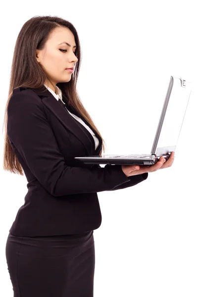 Mooie jonge zakenvrouw met een laptop — Stockfoto