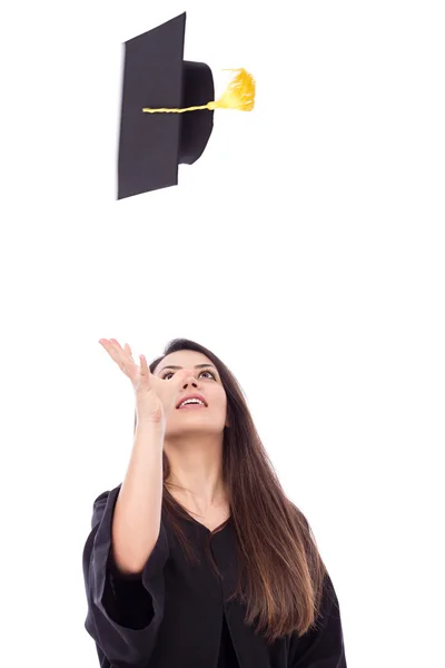 Красивая студентка бросает свою выпускную шапку на празднике — стоковое фото