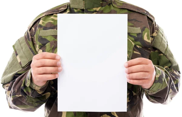 Portret van een soldaat bezit wit vel papier — Stockfoto