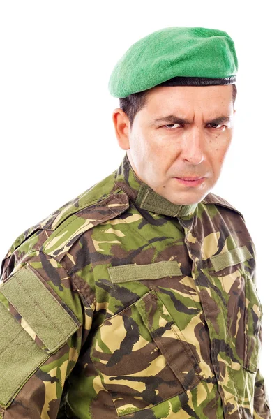 Portret van een boze soldaat met groene baret — Stockfoto