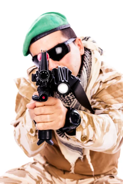 Retrato de un joven soldado apuntando con un rifle — Foto de Stock