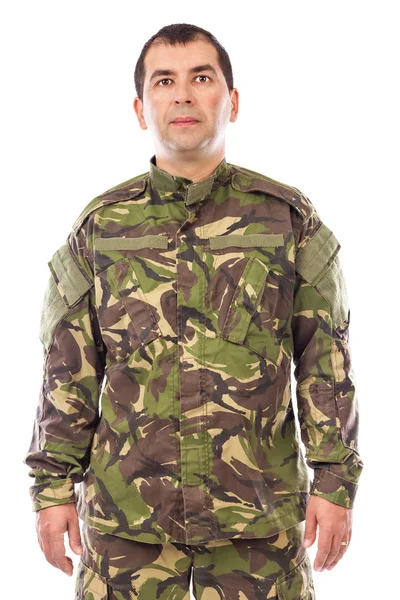 Porträtt av en ung soldat tittar på kameran isolerade — Stockfoto