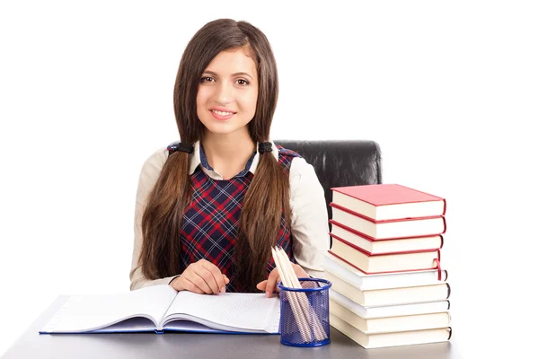 Ritratto di una studentessa seduta alla scrivania — Foto Stock