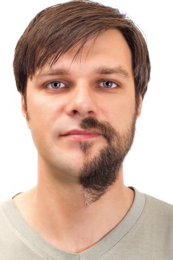 Suratının yarısı üzerinde sakallı genç adam