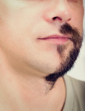 Suratının yarısı üzerinde sakallı closeup 