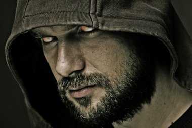  sakallı bir başlık takıyor tehdit eden adam