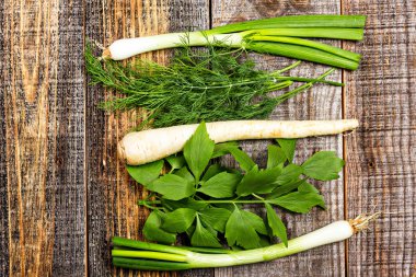 ahşap tahta üzerinde sebze