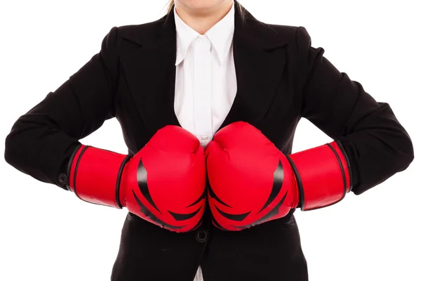 Empresária perfurando luvas de boxe vermelho juntos prontos para lutar — Fotografia de Stock