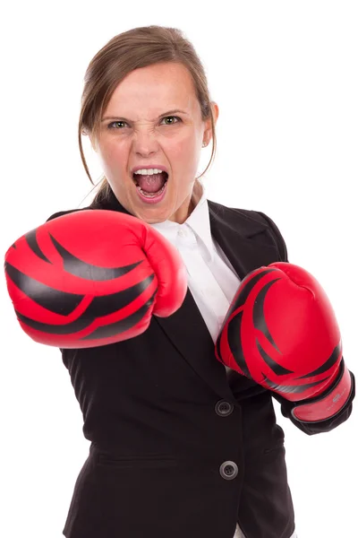 Junge Geschäftsfrau mit Boxhandschuhen schlägt kampfbereit zu, — Stockfoto