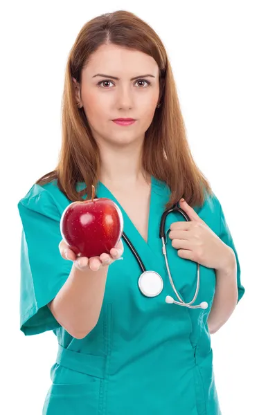 Γυναίκα γιατρό δίνοντας μήλο, έννοια για υγιή τρόπο ζωής — Φωτογραφία Αρχείου