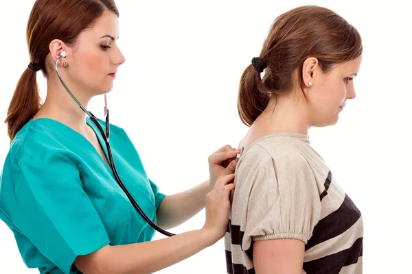 Médico joven examinando los pulmones del paciente con estetoscopio — Foto de Stock