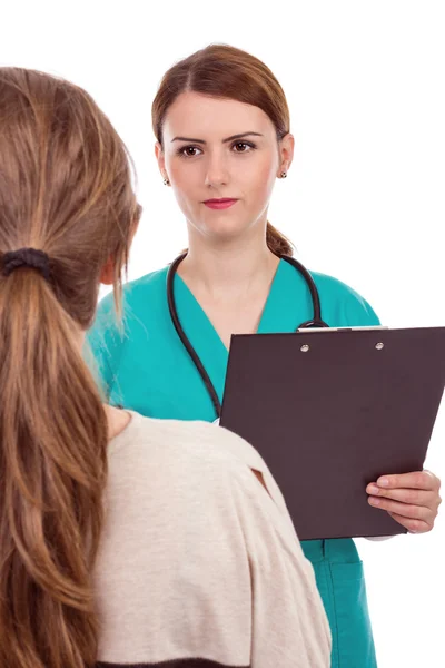 Женщина-врач разговаривает с пациентом — стоковое фото