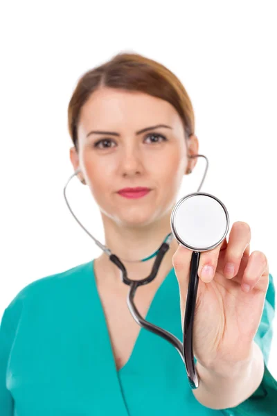 Jeune femme médecin avec stéthoscope écoute — Photo