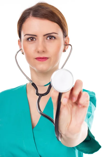 Doctora joven con estetoscopio escuchando — Foto de Stock