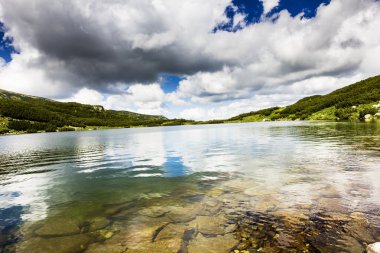 Göl Calcescu ile güzel yaz manzarada dediği mountai