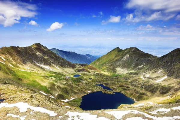 Hermoso paisaje de verano con lago de las montañas de Fagaras — Foto de Stock