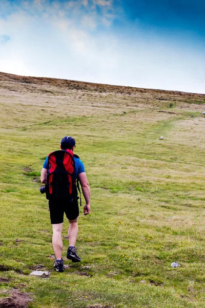 Junger Mann wandert in die Berge — Stockfoto