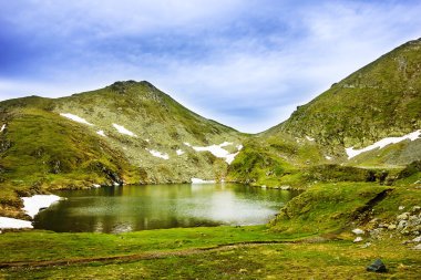 Romanya'da Capra Gölü ve Fagaras Dağları