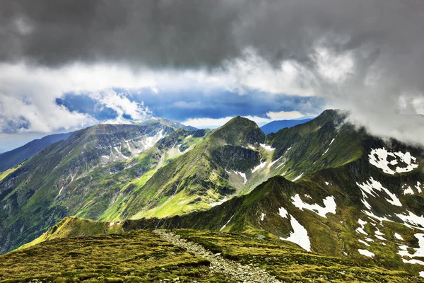 Wunderschöne Sommerlandschaft aus den Fagaras-Bergen — Stockfoto