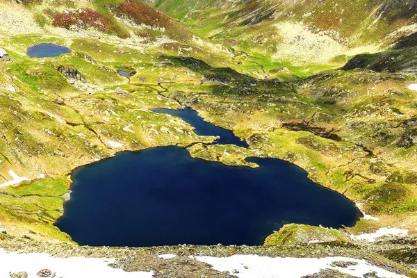 Hermoso paisaje de verano con lago de las montañas de Fagaras — Foto de Stock