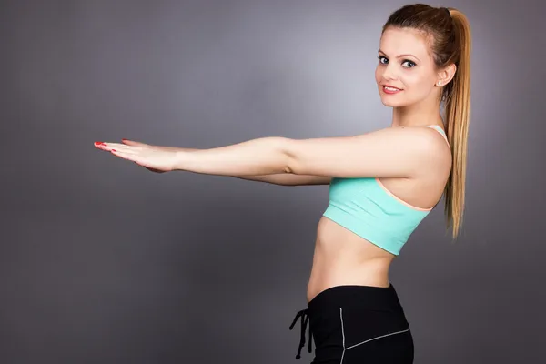 Unga fitness kvinna göra knäböj övningar — Stockfoto