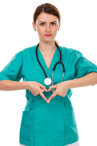 Médico feminino atraente com estetoscópio fazendo forma do coração — Fotografia de Stock