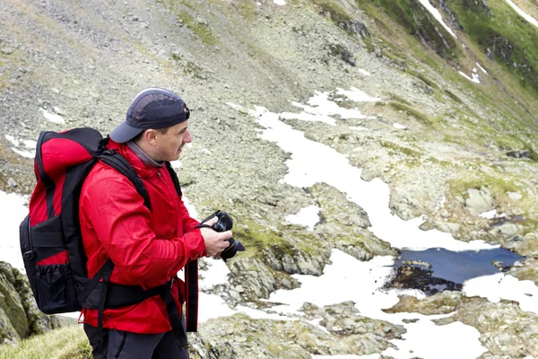 Tourist looking at the view and taking photos — Stock Photo, Image