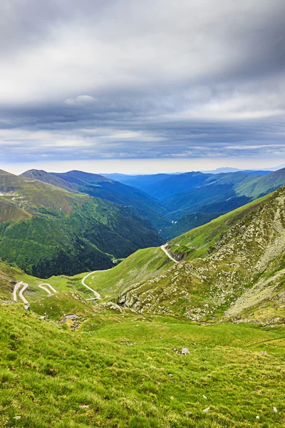 Smukt sommerlandskab fra Fagaras bjerge , - Stock-foto